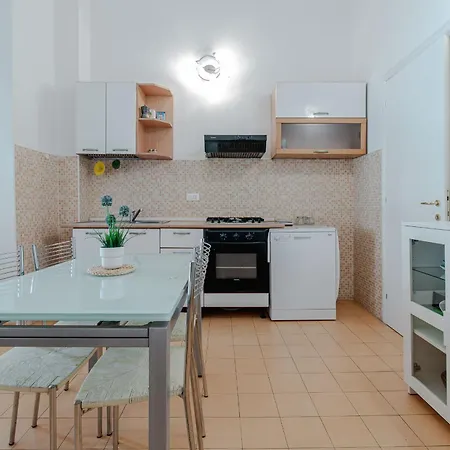 Guesthost - Spacious Flat Near Corvetto Appartement Gênes
