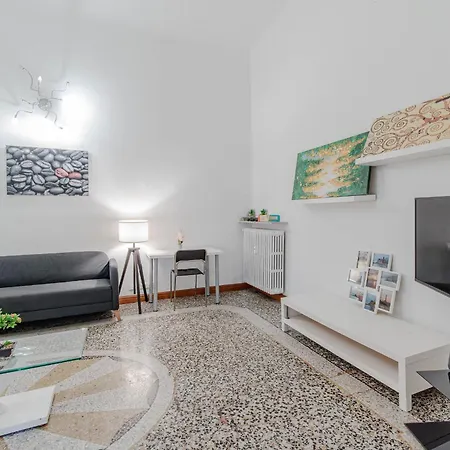Guesthost - Spacious Flat Near Corvetto * Gênes