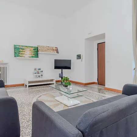 Guesthost - Spacious Flat Near Corvetto