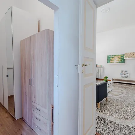 Guesthost - Spacious Flat Near Corvetto Appartement *