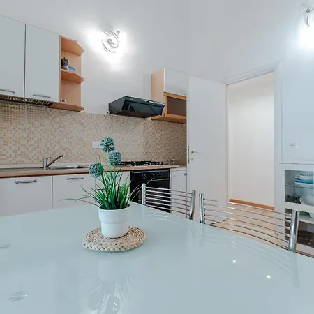 Guesthost - Spacious Flat Near Corvetto Appartement Gênes