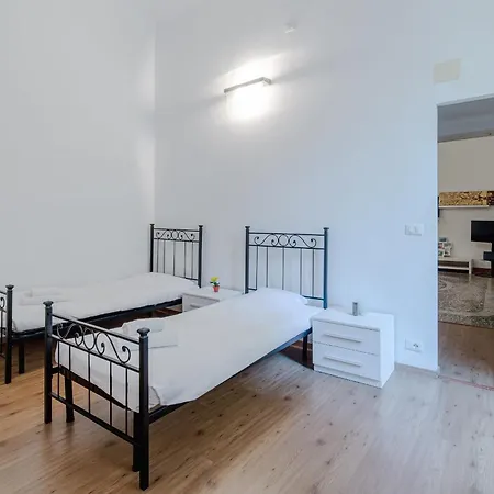 Guesthost - Spacious Flat Near Corvetto Appartement Gênes